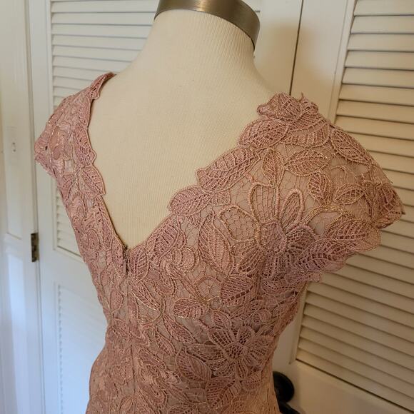 Tadashi Shoji Women's Formal Dress Size 4 Floral Woven V-Neck Bodycon. - Picture 3 of 7